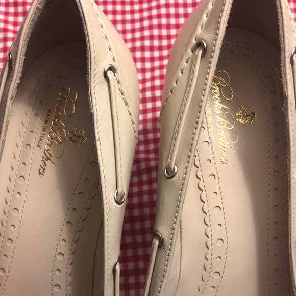 Brooks Brothers Bone Tassel Pump - Picture 2 of 8